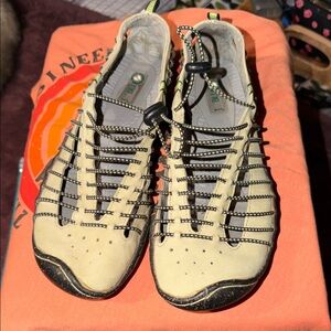 Jambu Women's Cream and Black Strappy Sandals